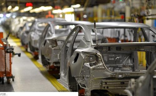 美国日产汽车工厂生产线上的多种型号汽车的框架
